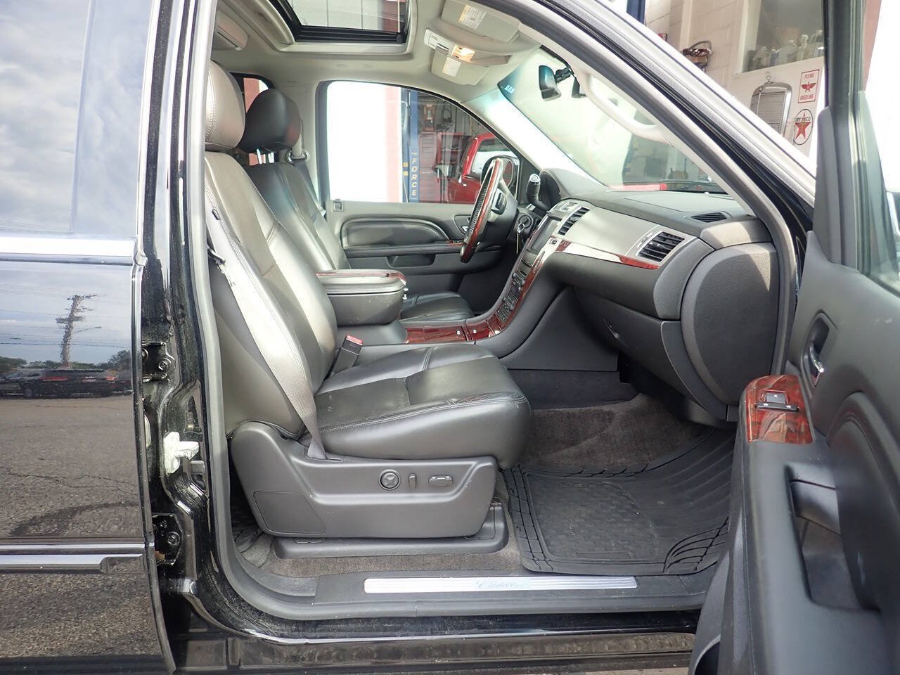 Used 2013 Cadillac Escalade ESV Premium AWD/4WD image 27