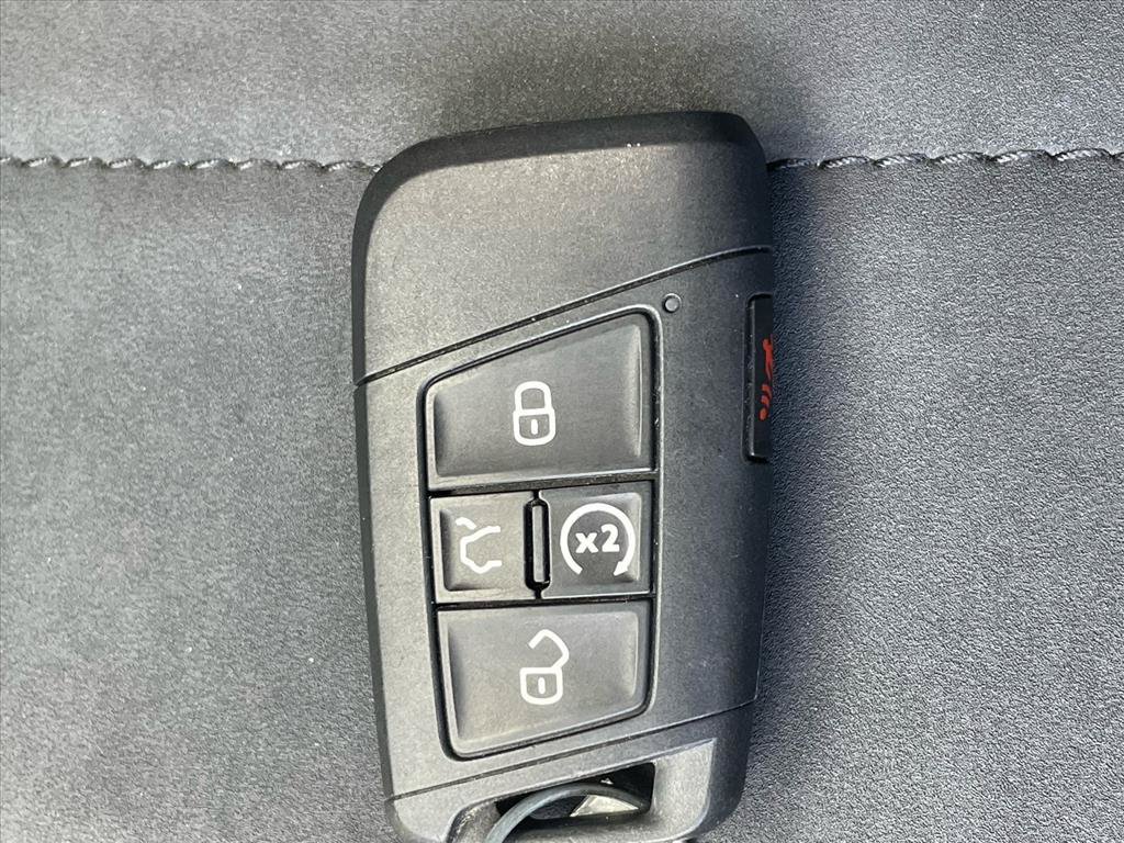 Used 2024 Volkswagen Taos SE w/ Panoramic Sunroof Package FWD image 17