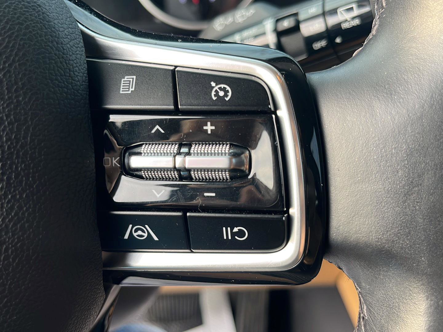 Used 2022 Kia Carnival LX FWD image 15