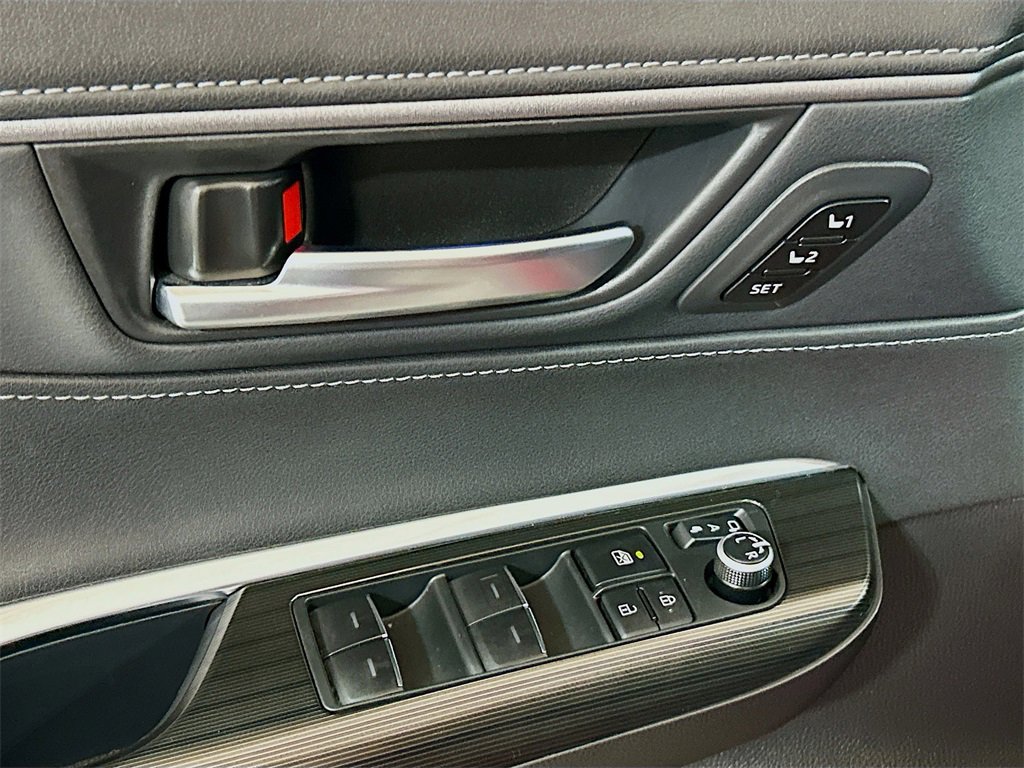 Used 2023 Toyota Venza Nightshade image 15