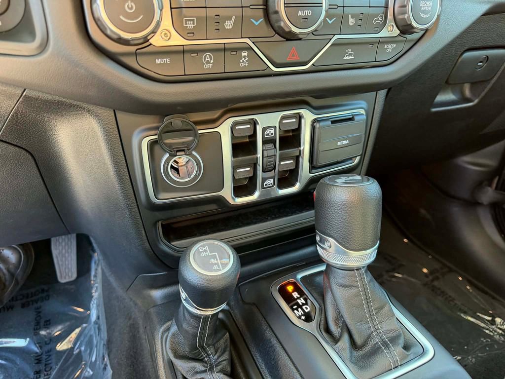 Certified 2026 Jeep Wrangler Sahara AWD/4WD image 25