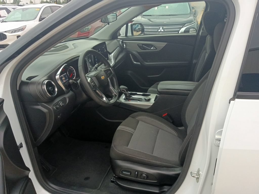 Used 2025 Chevrolet Blazer LT FWD image 4