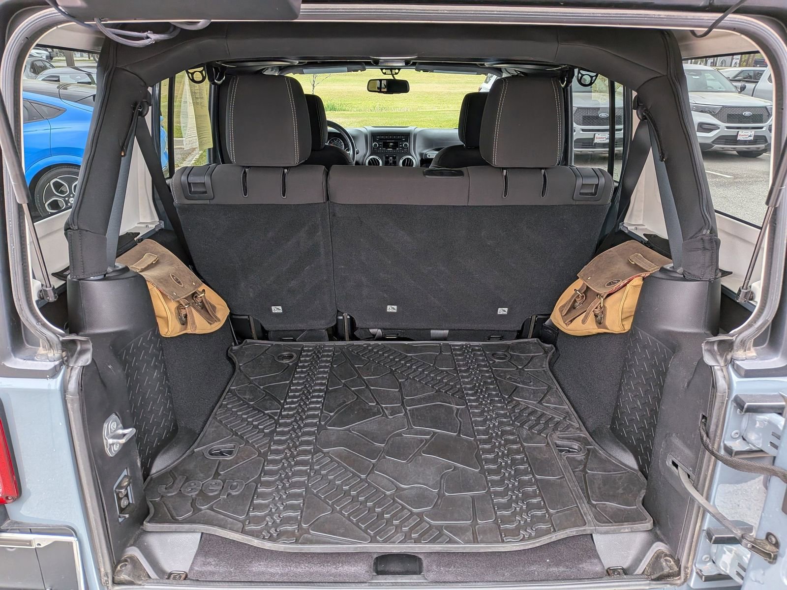 Used 2015 Jeep Wrangler Unlimited Sahara image 7