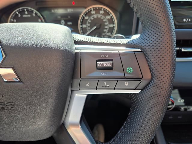 Used 2025 Mitsubishi Outlander SE image 31