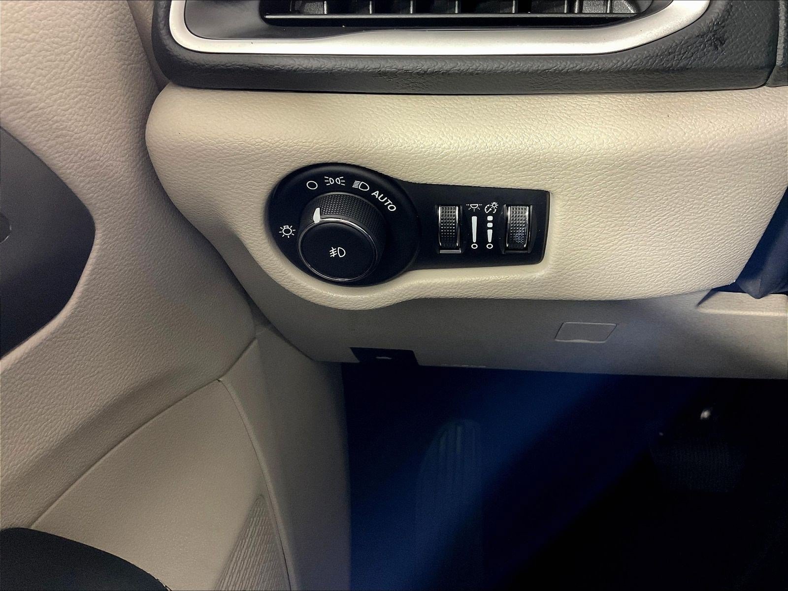 Used 2023 Chrysler Pacifica Touring-L FWD image 15