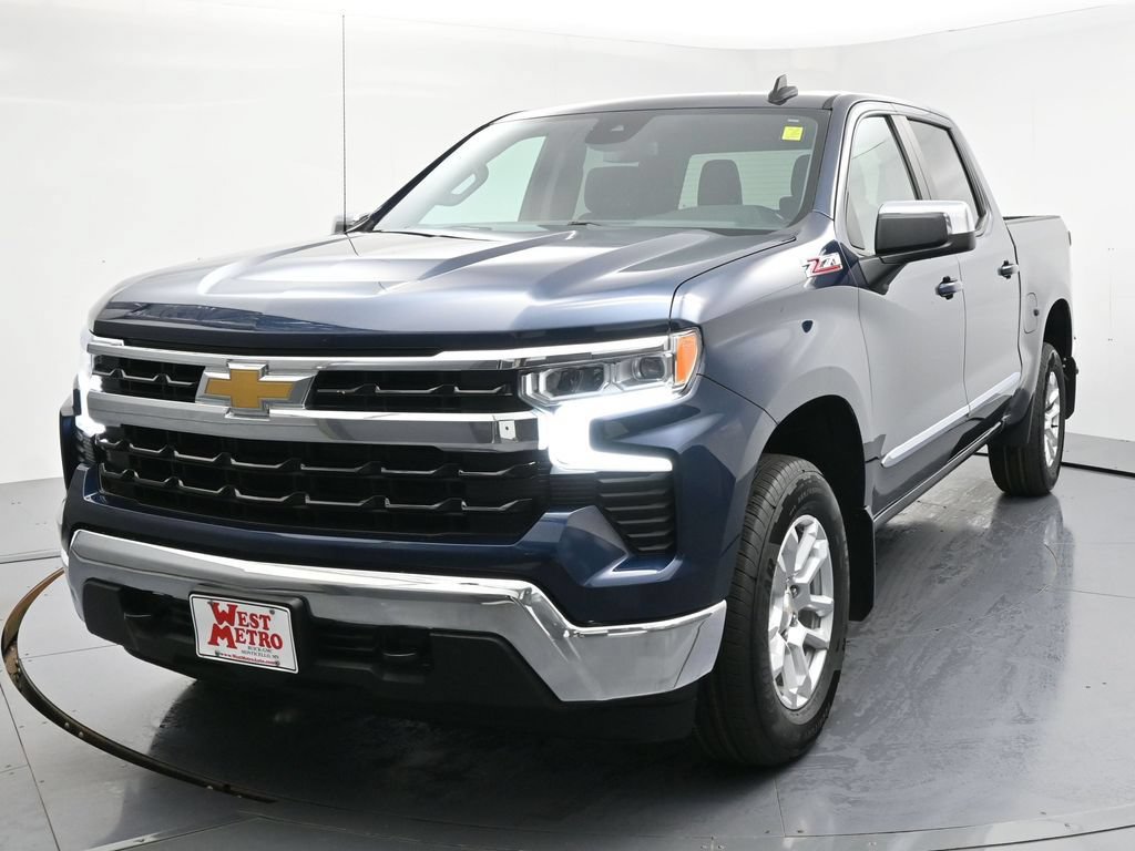 Used 2022 Chevrolet Silverado 1500 LT AWD/4WD image 2
