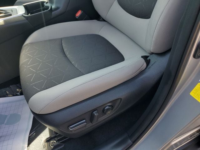 Used 2021 Toyota RAV4 XLE w/ Convenience Package FWD image 20
