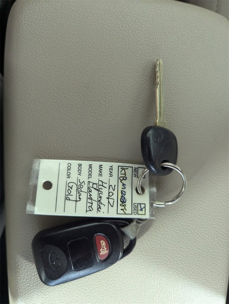 Used 2017 Hyundai Elantra SE image 25