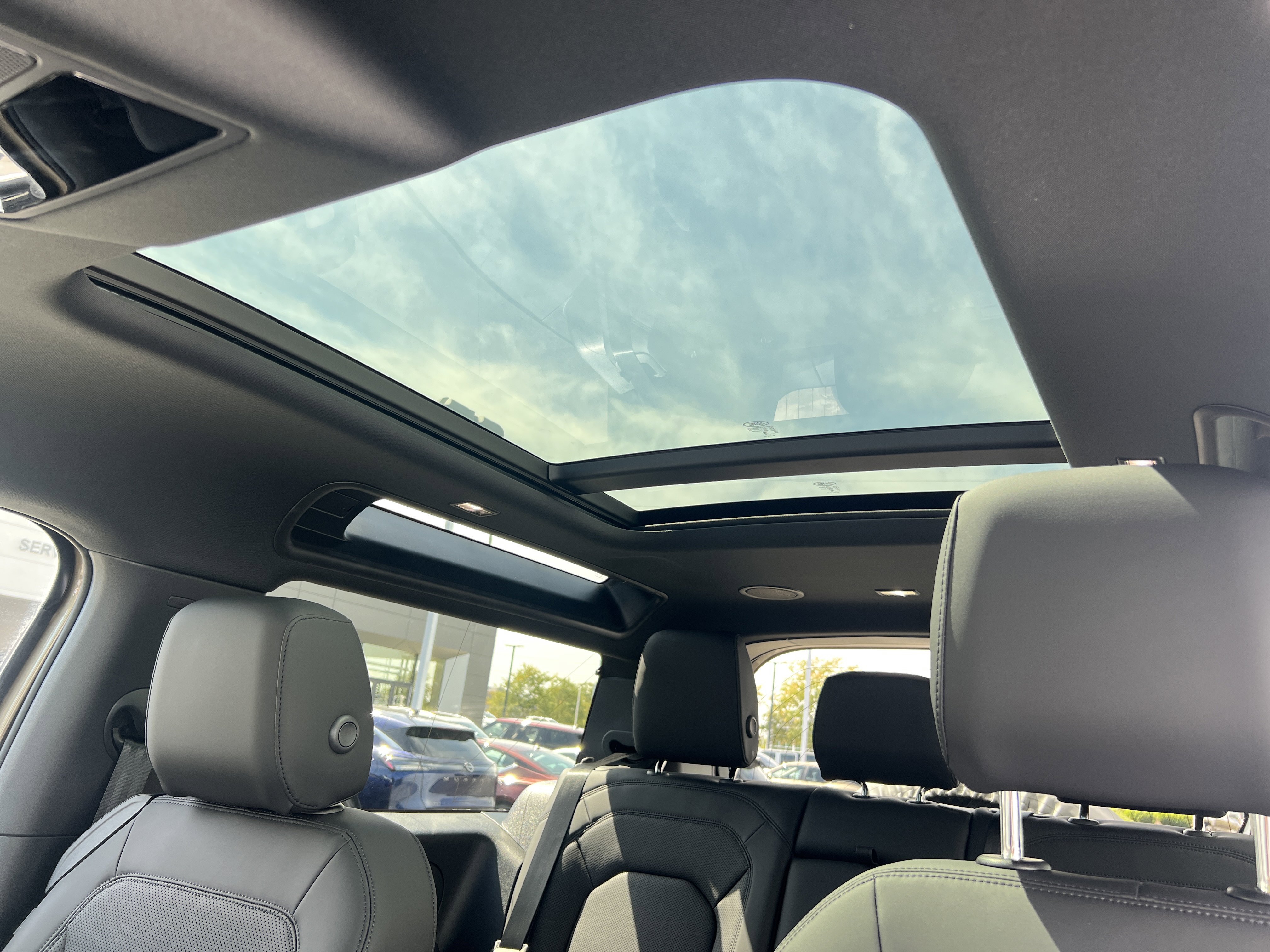 New 2025 Land Rover Defender 90 X-Dynamic SE image 25