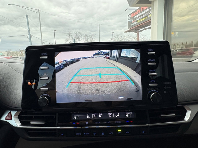 Used 2022 Toyota Sienna XLE image 32