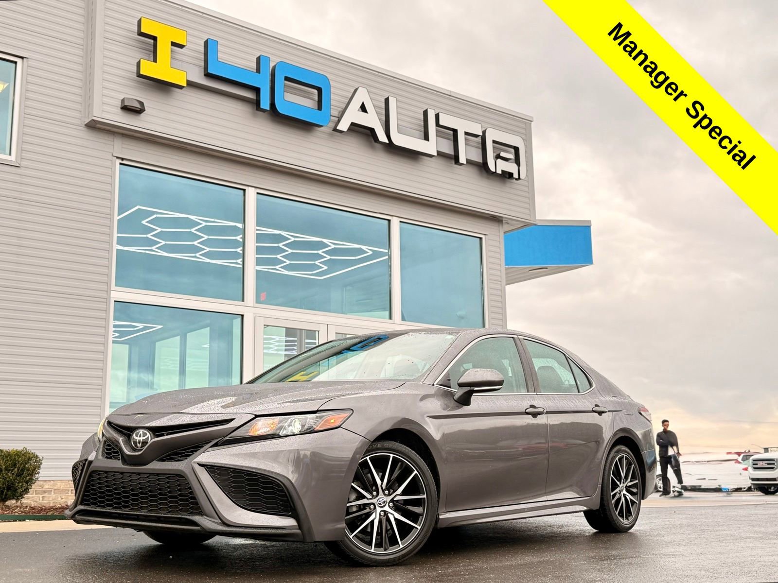 Used 2022 Toyota Camry SE image 1