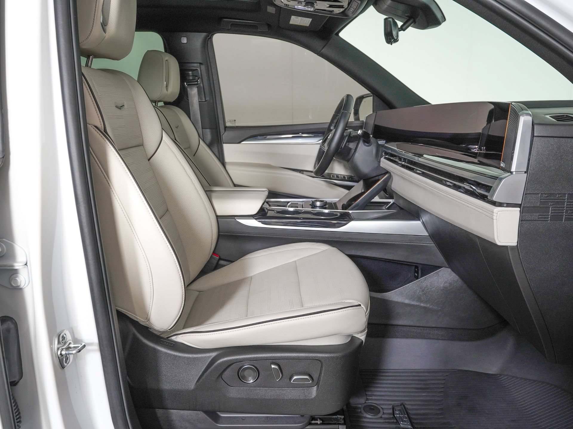 Used 2025 Cadillac Escalade ESV Sport w/ LPO, ONYX Package AWD/4WD image 9