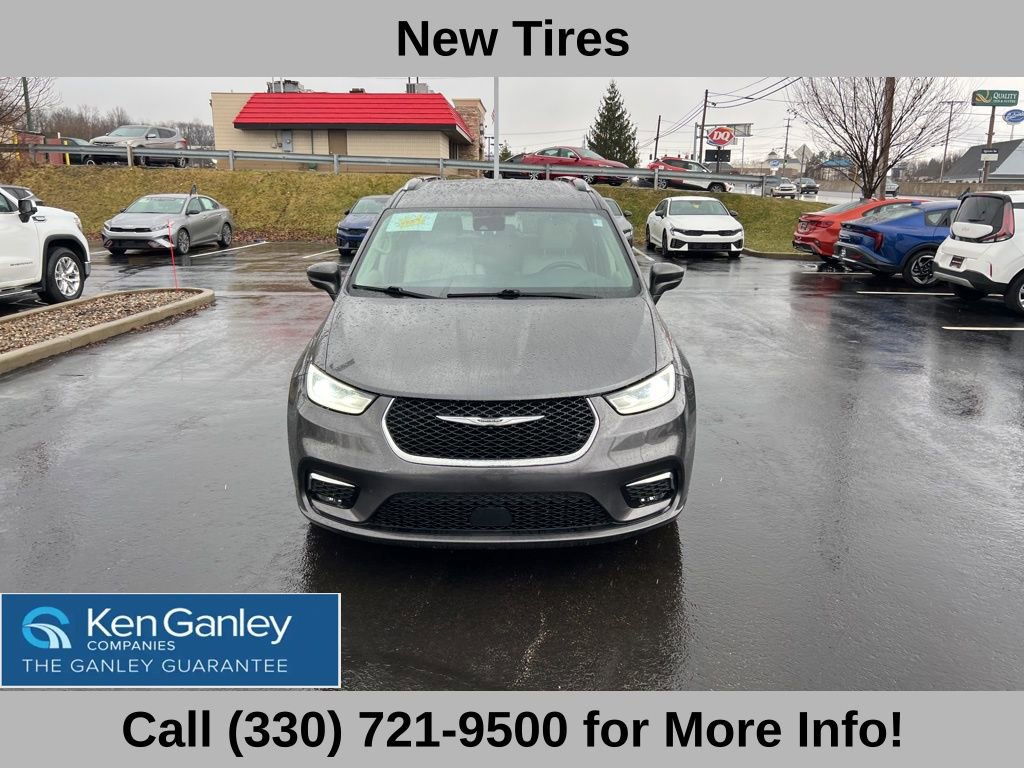 Used 2021 Chrysler Pacifica Touring-L w/ Uconnect Theater Family Group image 4