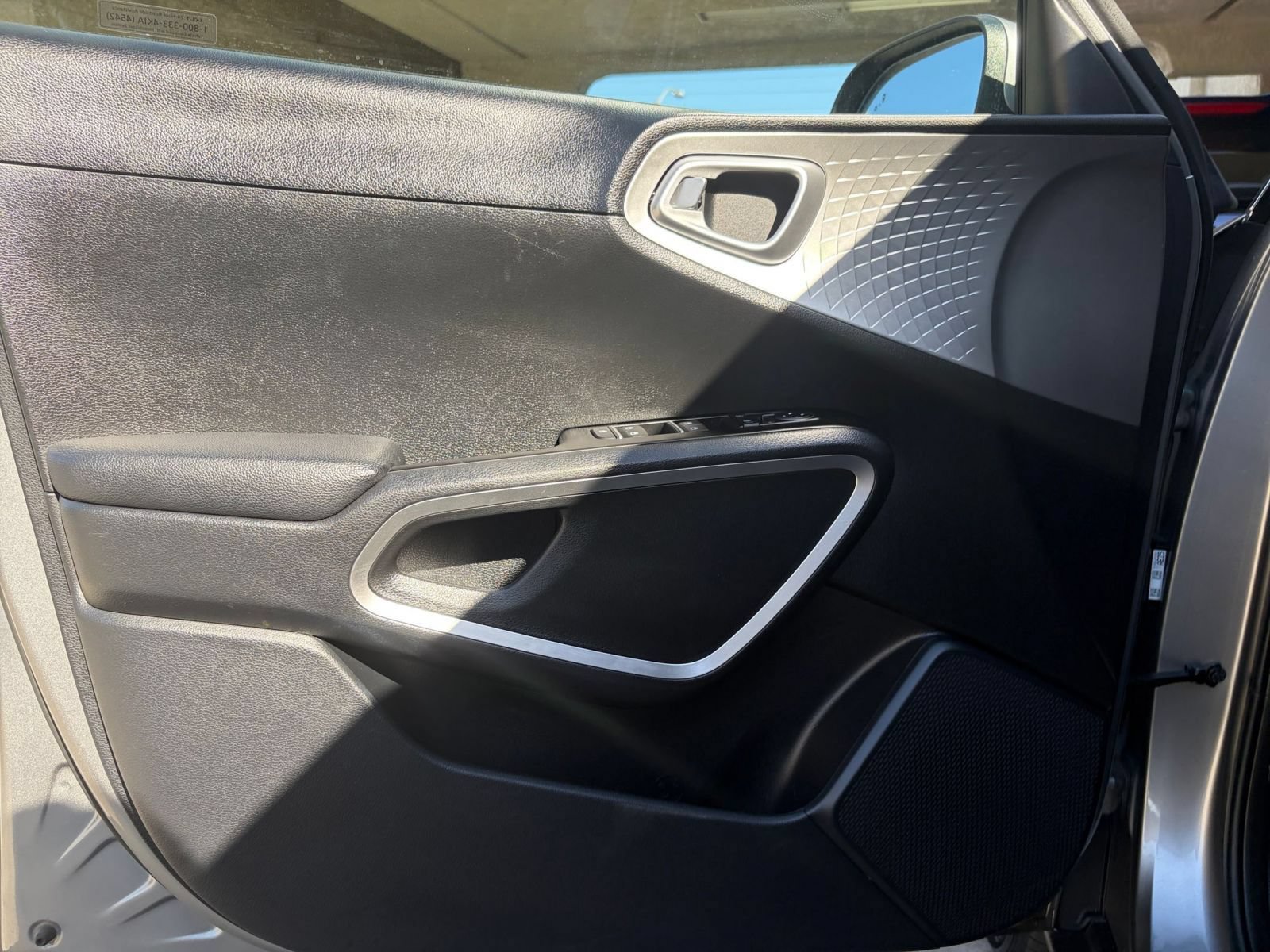 Used 2025 Kia Soul LX w/ LX Technology Package FWD image 18