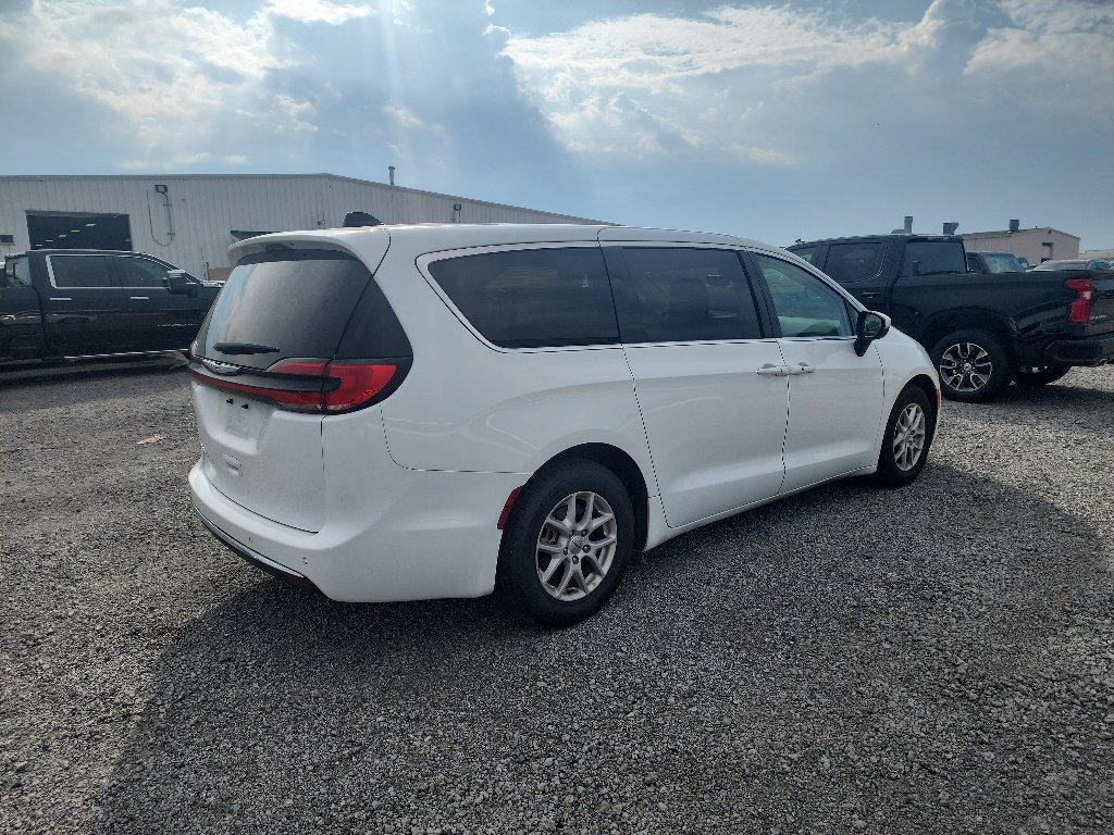 Used 2023 Chrysler Pacifica Touring-L FWD image 5