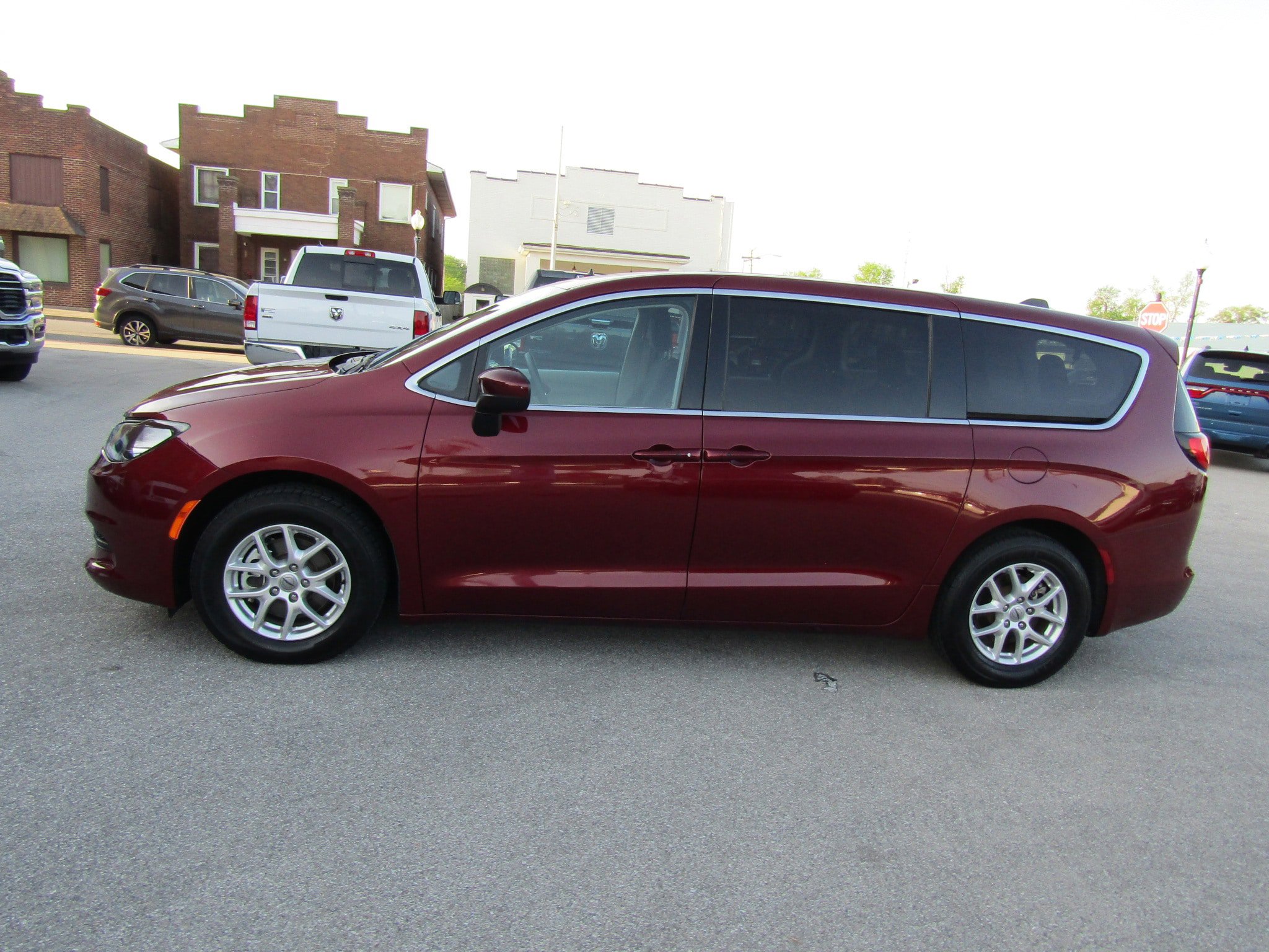 Used 2023 Chrysler Voyager LX FWD image 6