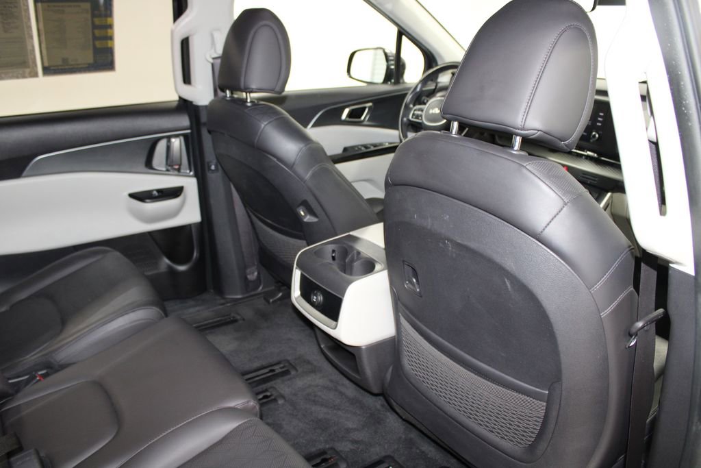 Used 2024 Kia Carnival LX image 33
