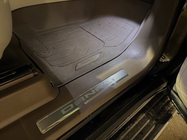 Used 2021 GMC Yukon Denali w/ Denali Premium Package image 27