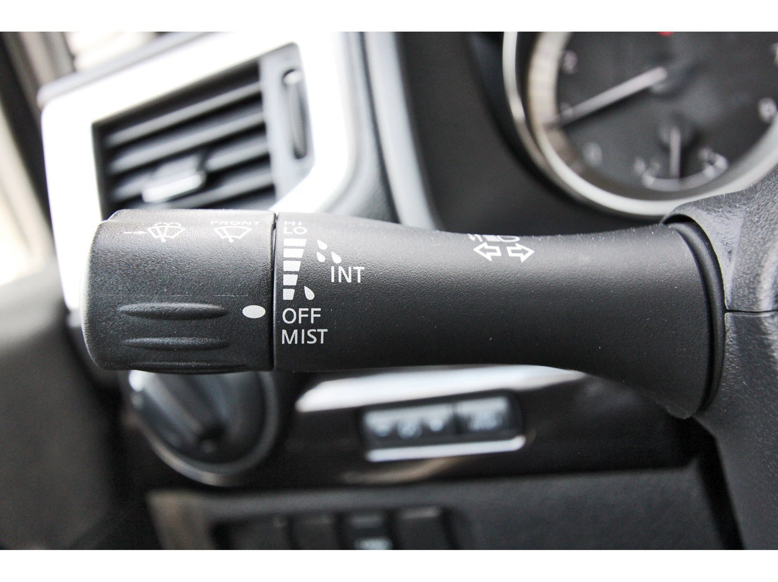 Used 2018 Nissan Titan SV AWD/4WD image 17