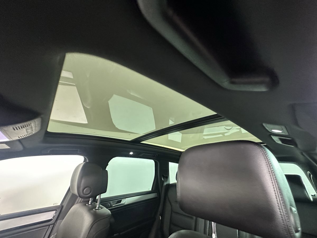 Used 2017 Volkswagen Touareg Wolfsburg Edition image 23