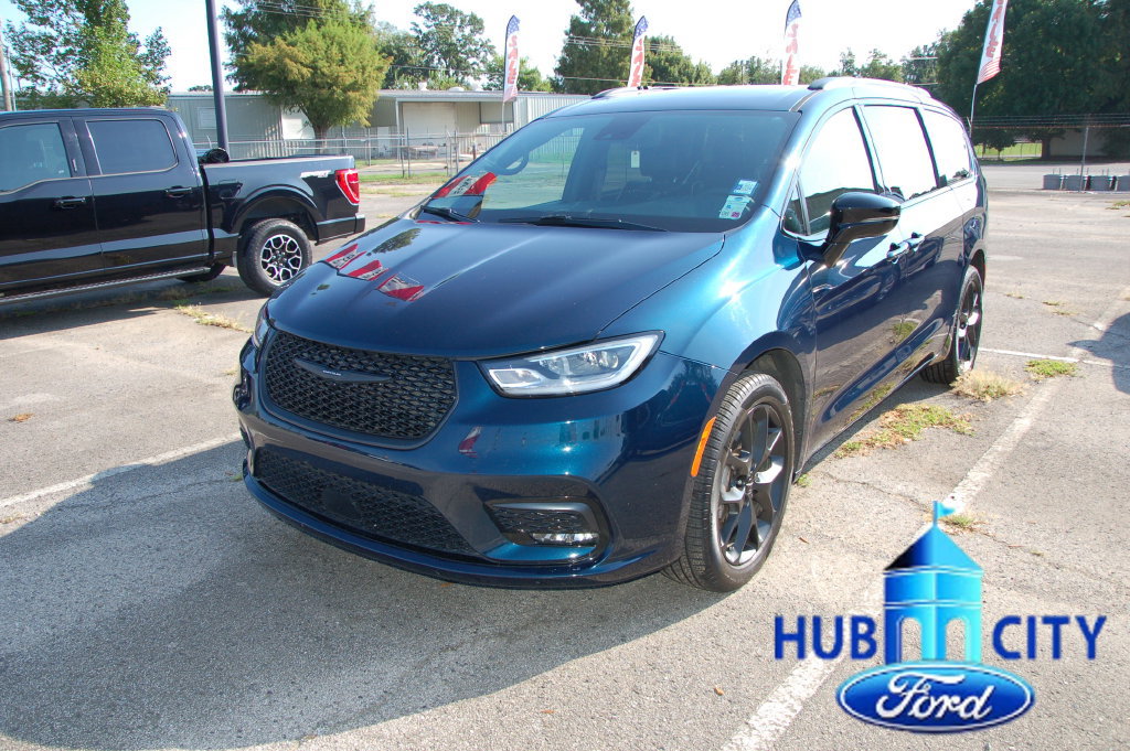 Used 2023 Chrysler Pacifica Limited w/ Uconnect Theater Family Group