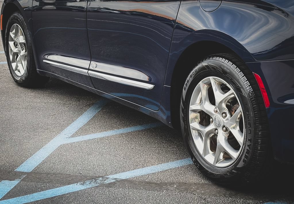 Used 2019 Chrysler Pacifica Limited w/ Advanced Safetytec Group FWD image 22