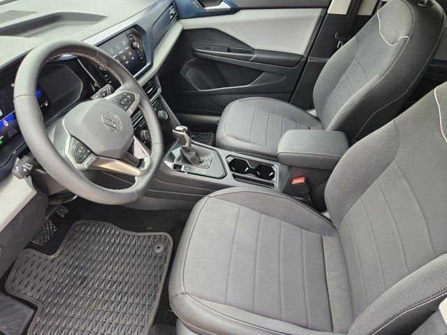 Used 2023 Volkswagen Taos SE w/ Panoramic Sunroof Package image 4