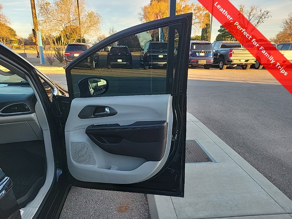 Used 2019 Chrysler Pacifica Touring-L image 18