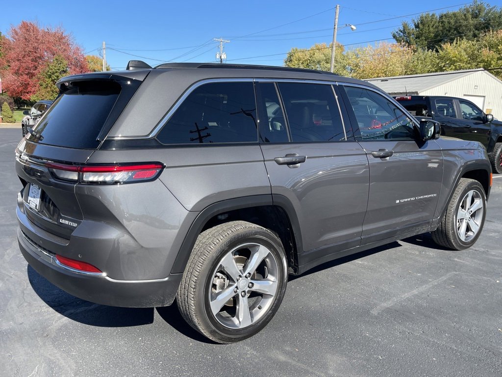 Used 2025 Jeep Grand Cherokee Limited w/ Luxury Tech Group II image 3