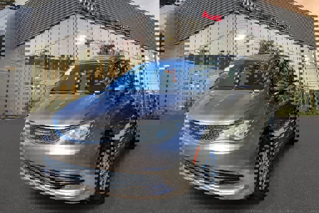 Used 2017 Chrysler Pacifica Touring image 1