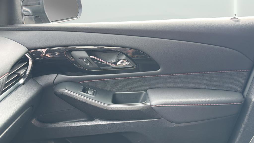 Used 2023 Chevrolet Traverse RS image 13