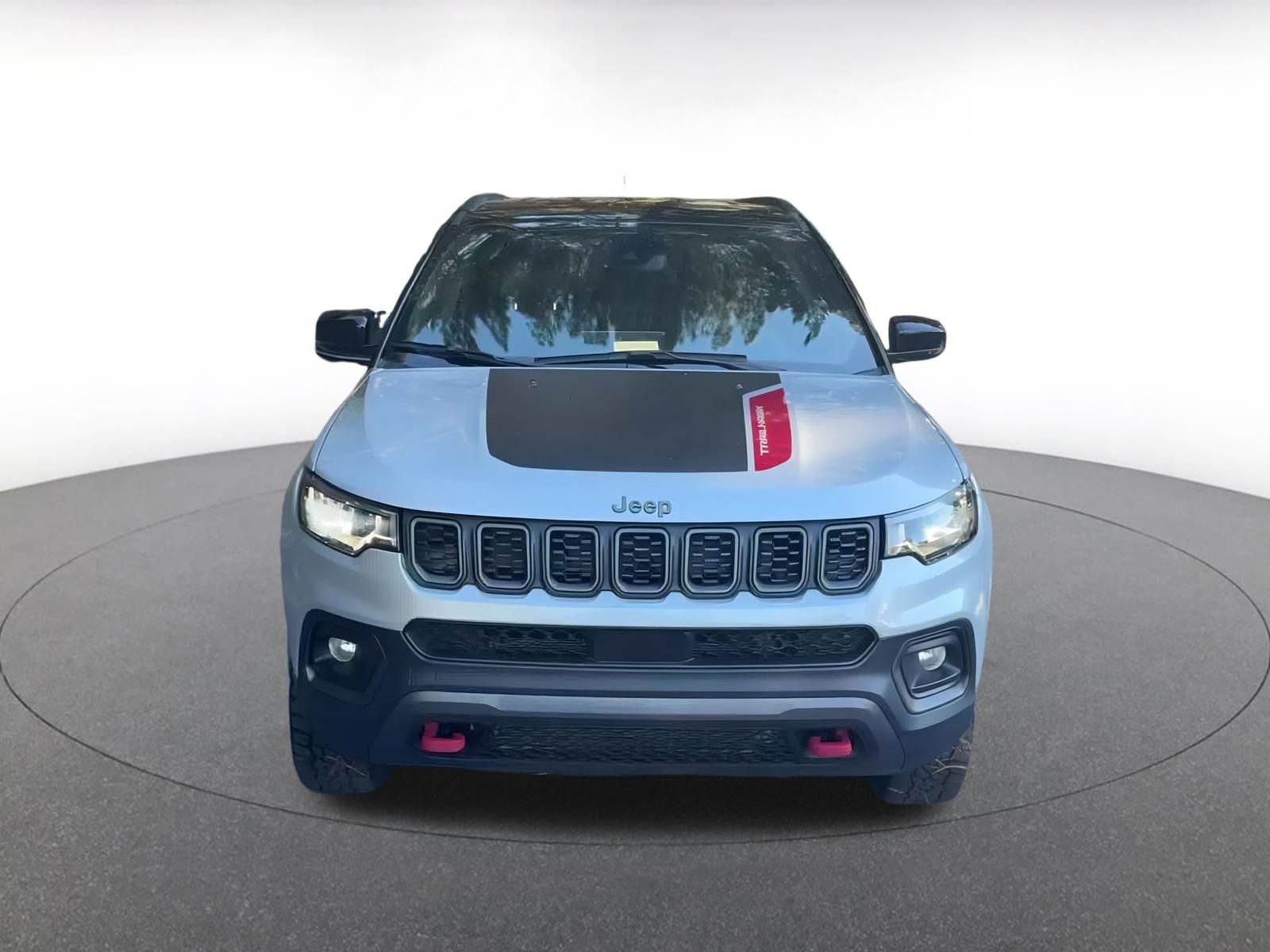 Used 2025 Jeep Compass Trailhawk image 4