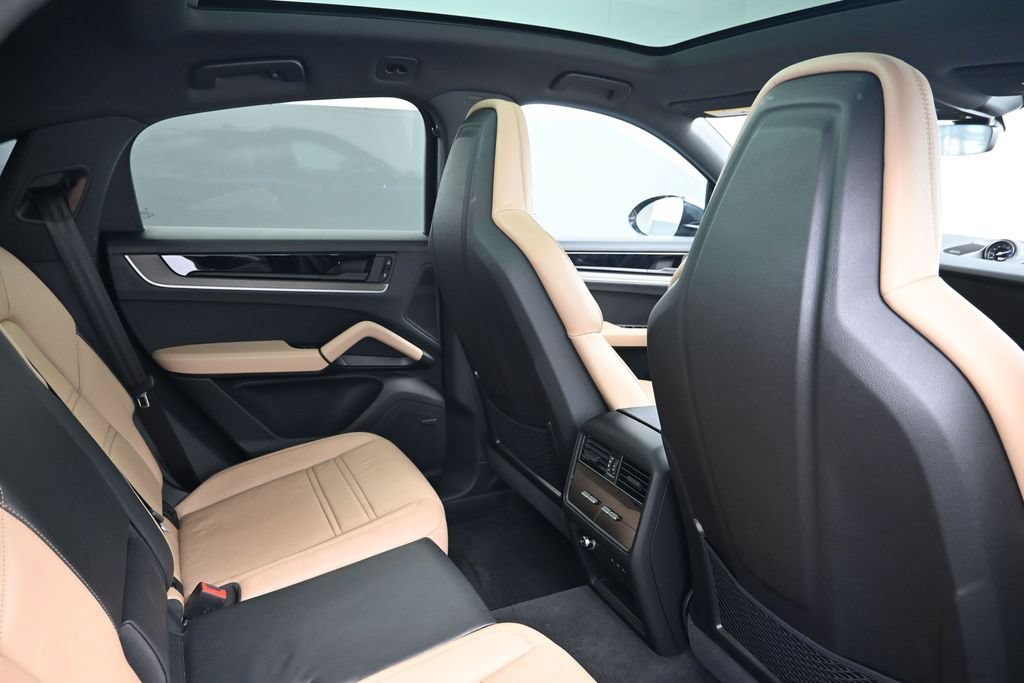 Certified 2025 Porsche Cayenne Coupe AWD/4WD image 7