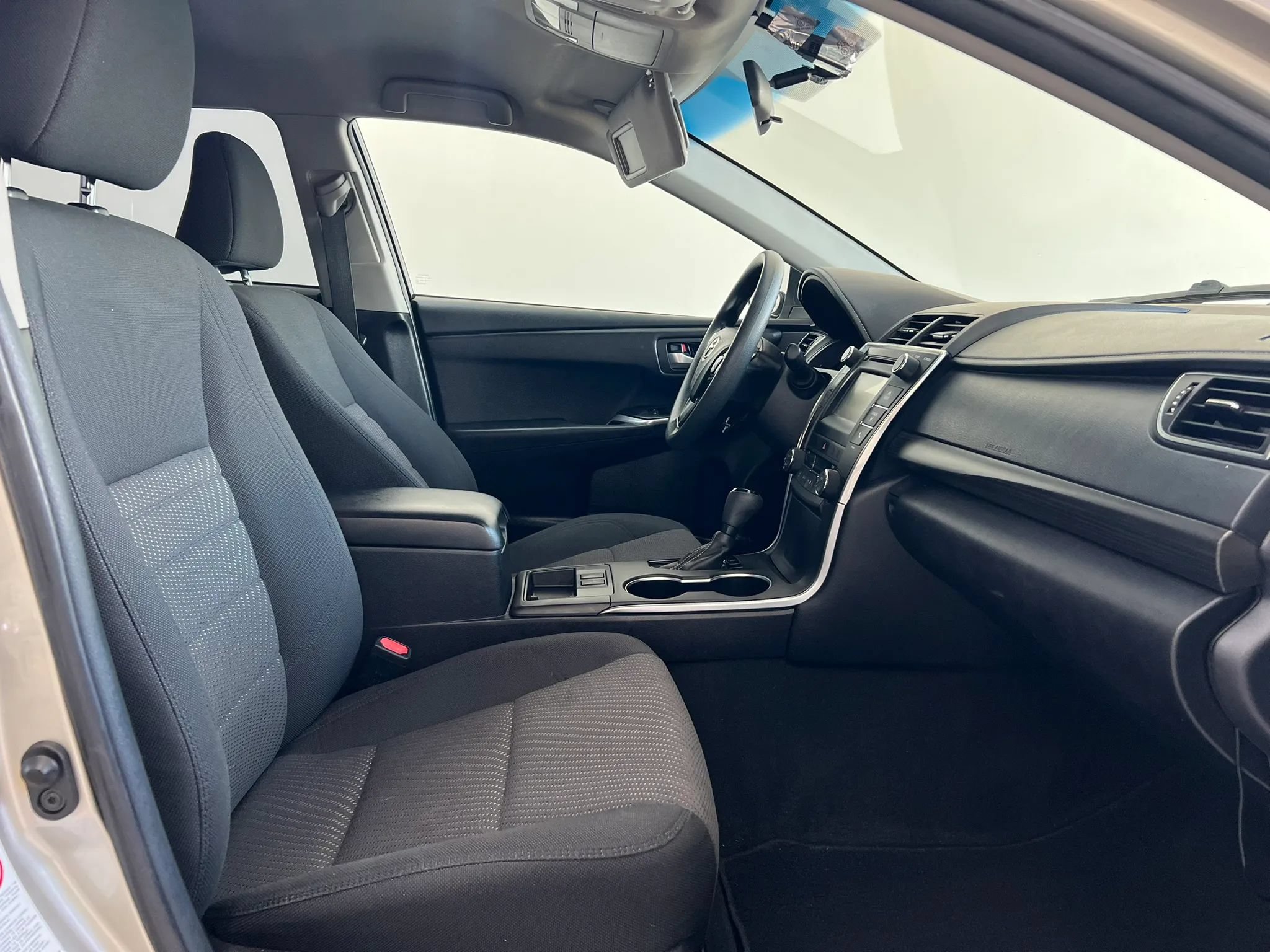 Used 2016 Toyota Camry LE FWD image 11