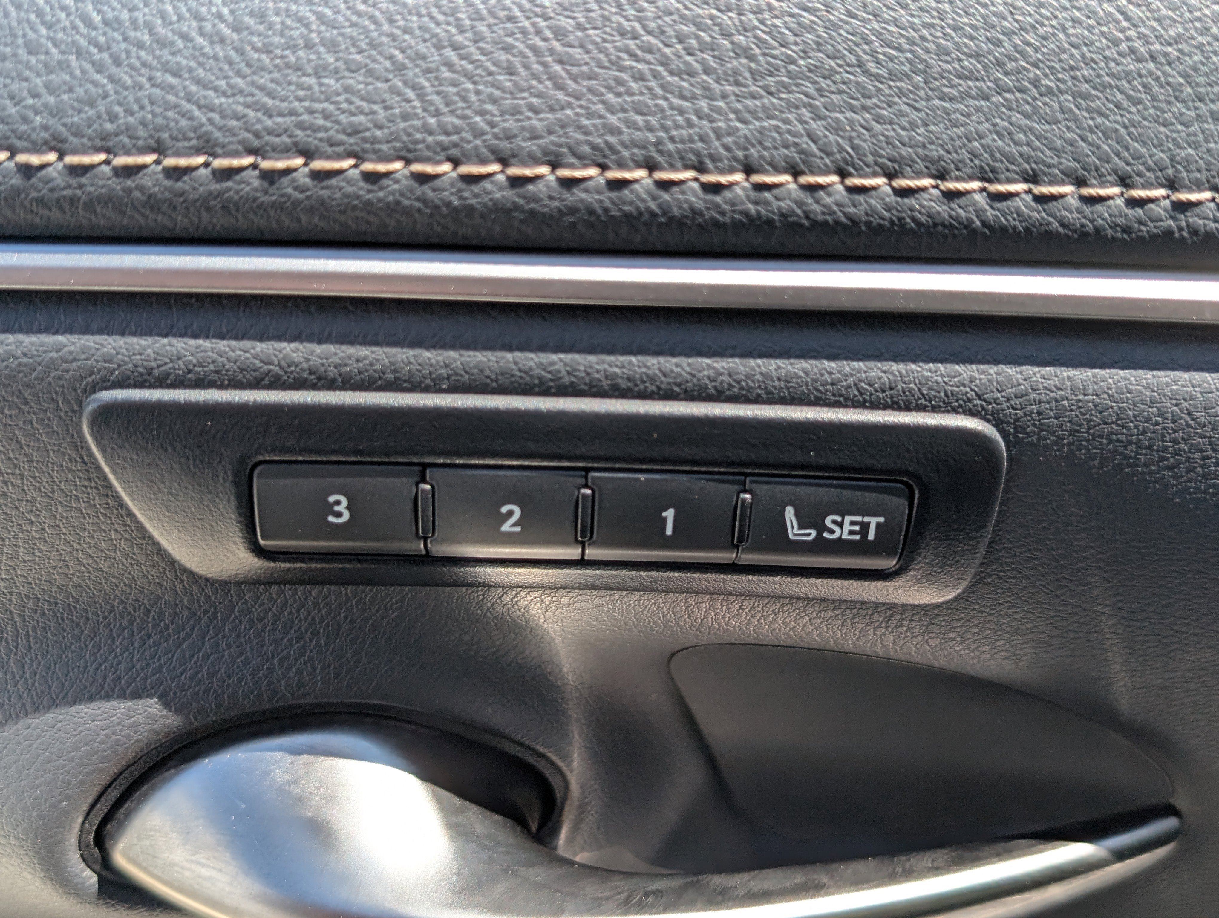 Used 2025 Lexus ES 300h w/ Premium Package image 18