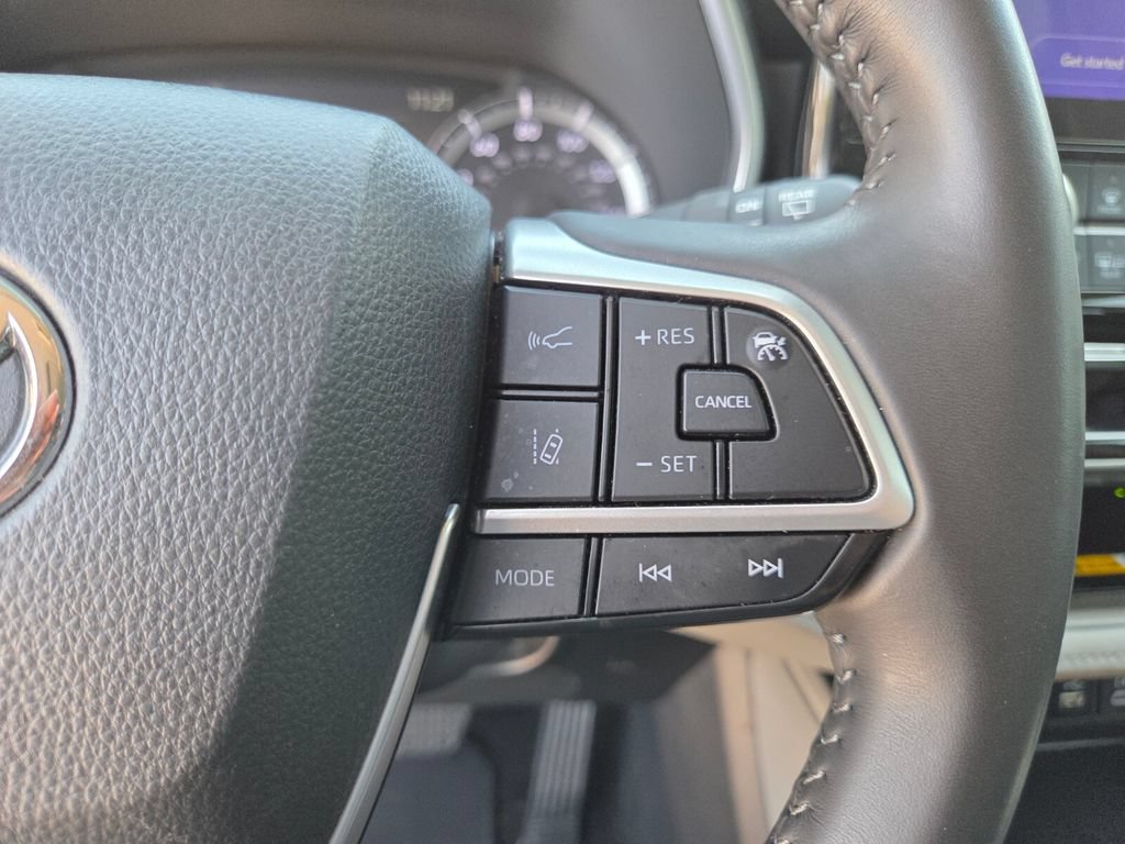 Used 2024 Toyota Highlander XLE FWD image 33