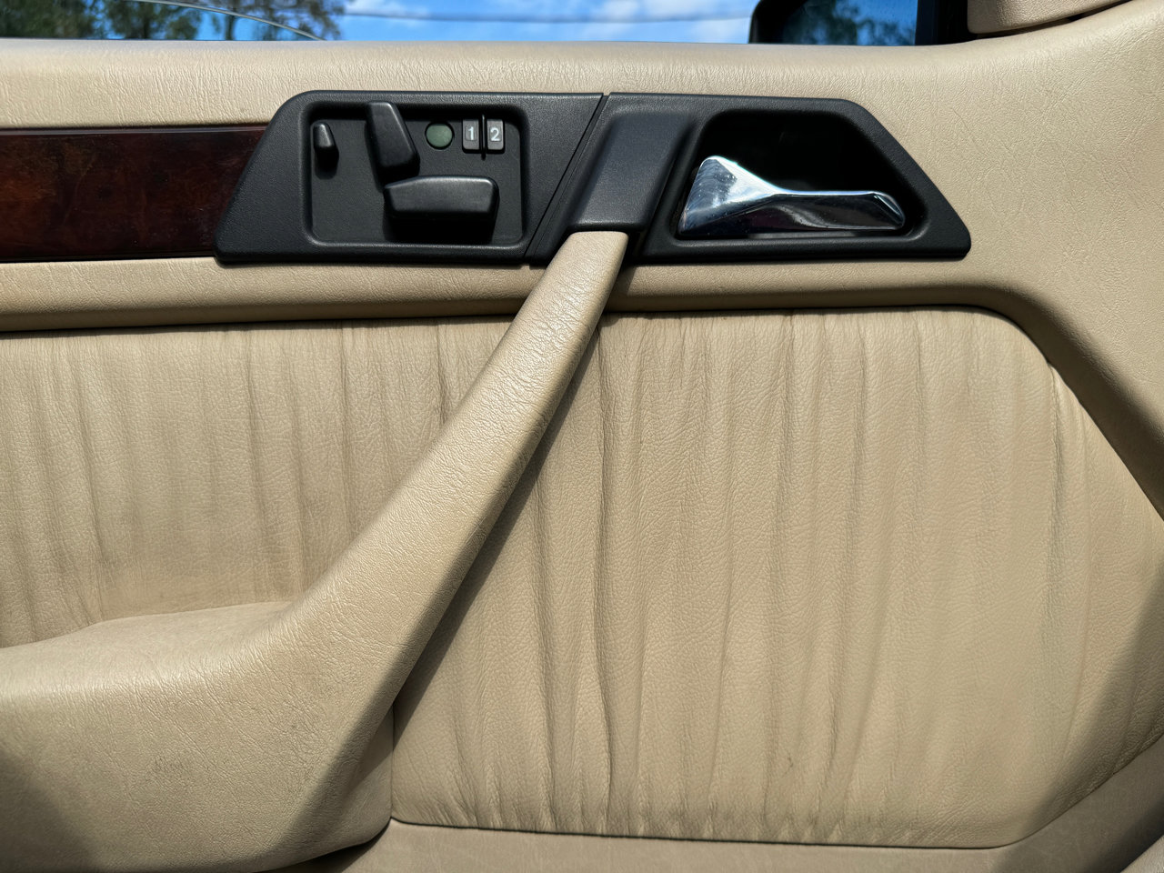 Used 1995 Mercedes-Benz E 320 Convertible image 23