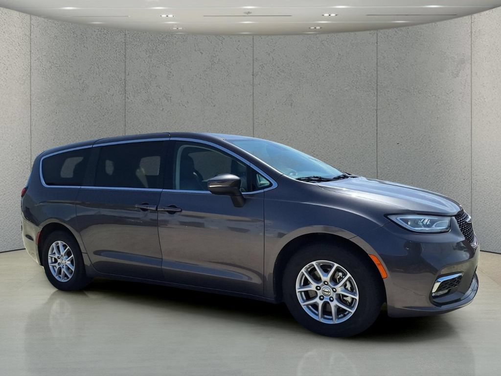 Used 2023 Chrysler Pacifica Touring-L FWD image 3