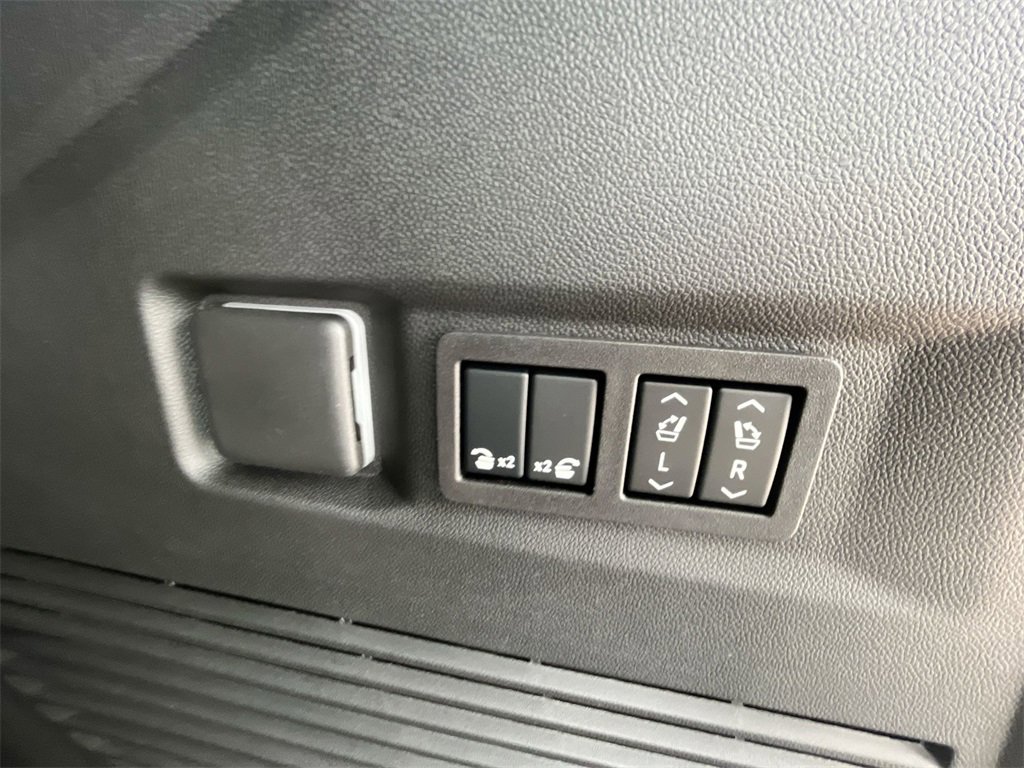 New 2025 GMC Yukon Elevation image 40