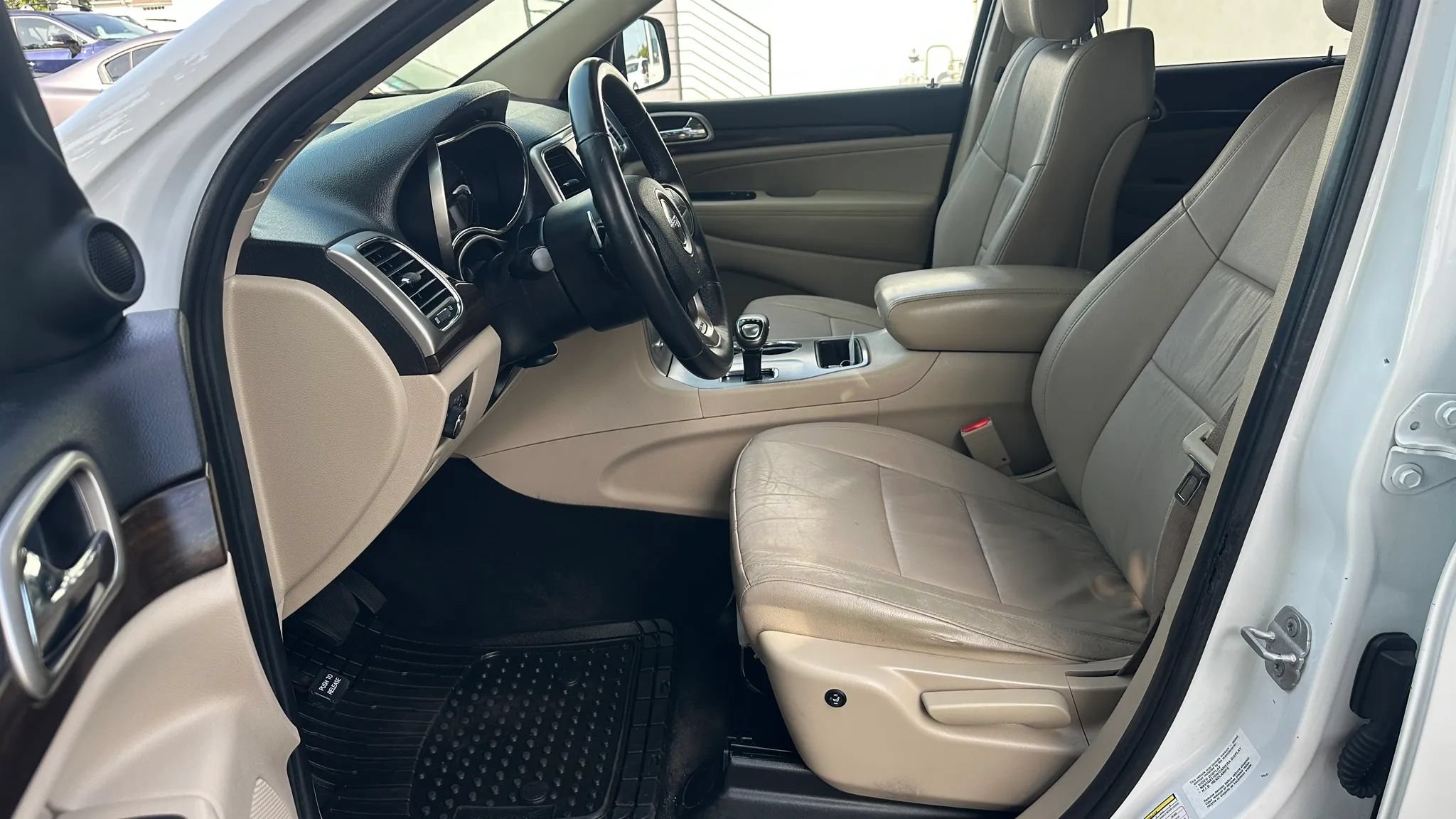 Used 2014 Jeep Grand Cherokee Laredo AWD/4WD image 9