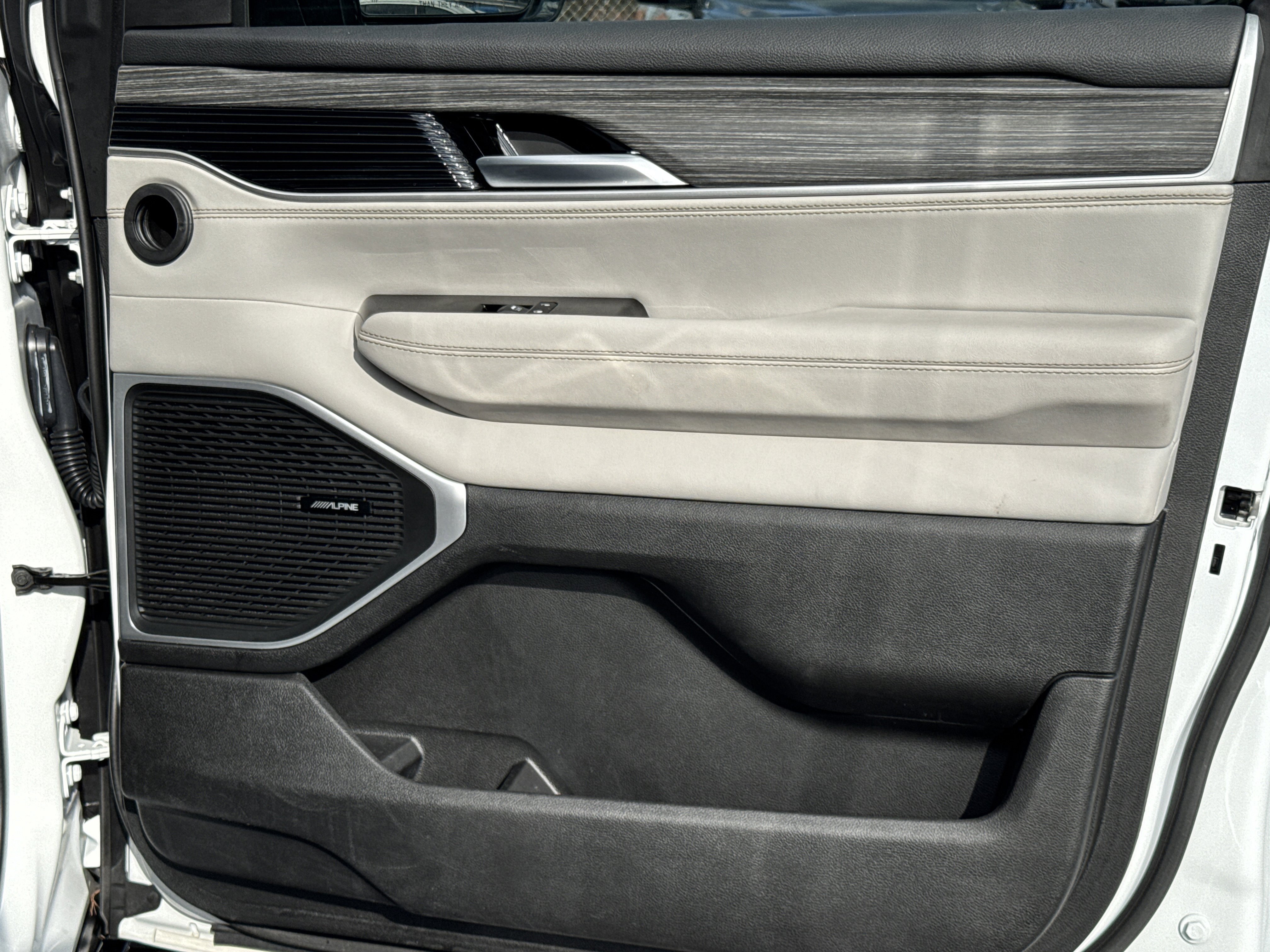 Used 2024 Jeep Wagoneer Series II w/ Flexible Seating Group image 15