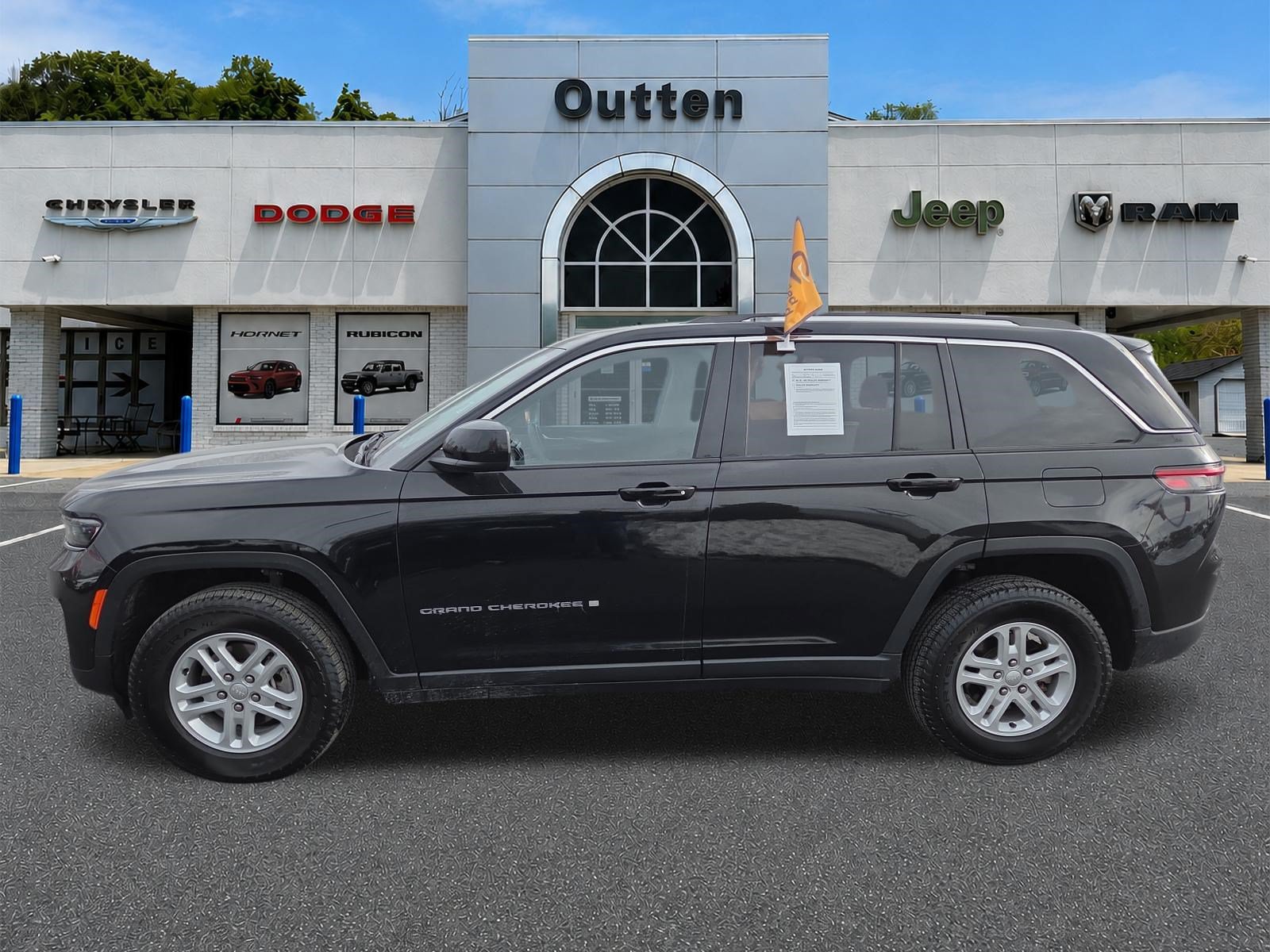 Used 2023 Jeep Grand Cherokee Laredo AWD/4WD image 7