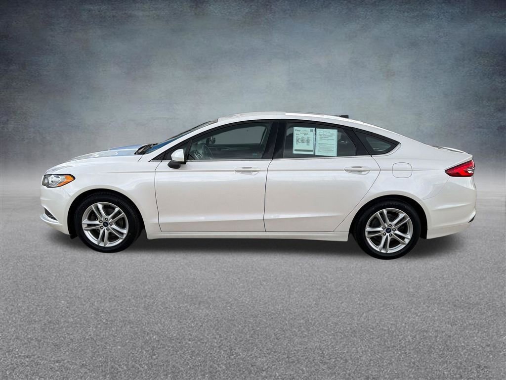 Used 2018 Ford Fusion SE w/ Fusion SE Technology Package FWD image 2
