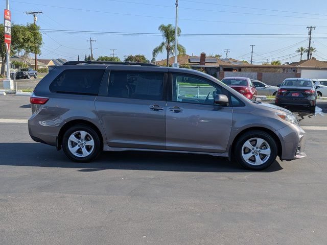 Used 2020 Toyota Sienna LE w/ Carpet Mat Package FWD image 4