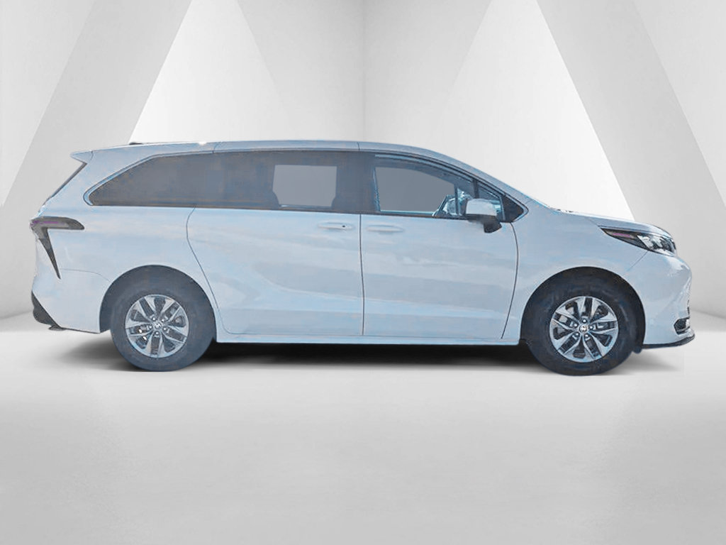 Used 2024 Toyota Sienna LE FWD image 11