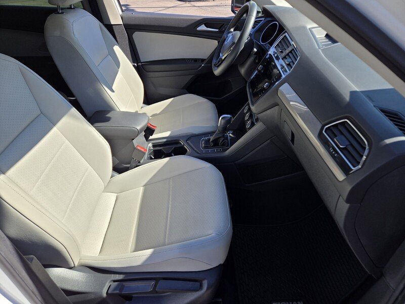 Used 2020 Volkswagen Tiguan SE w/ Panoramic Sunroof Package FWD image 17