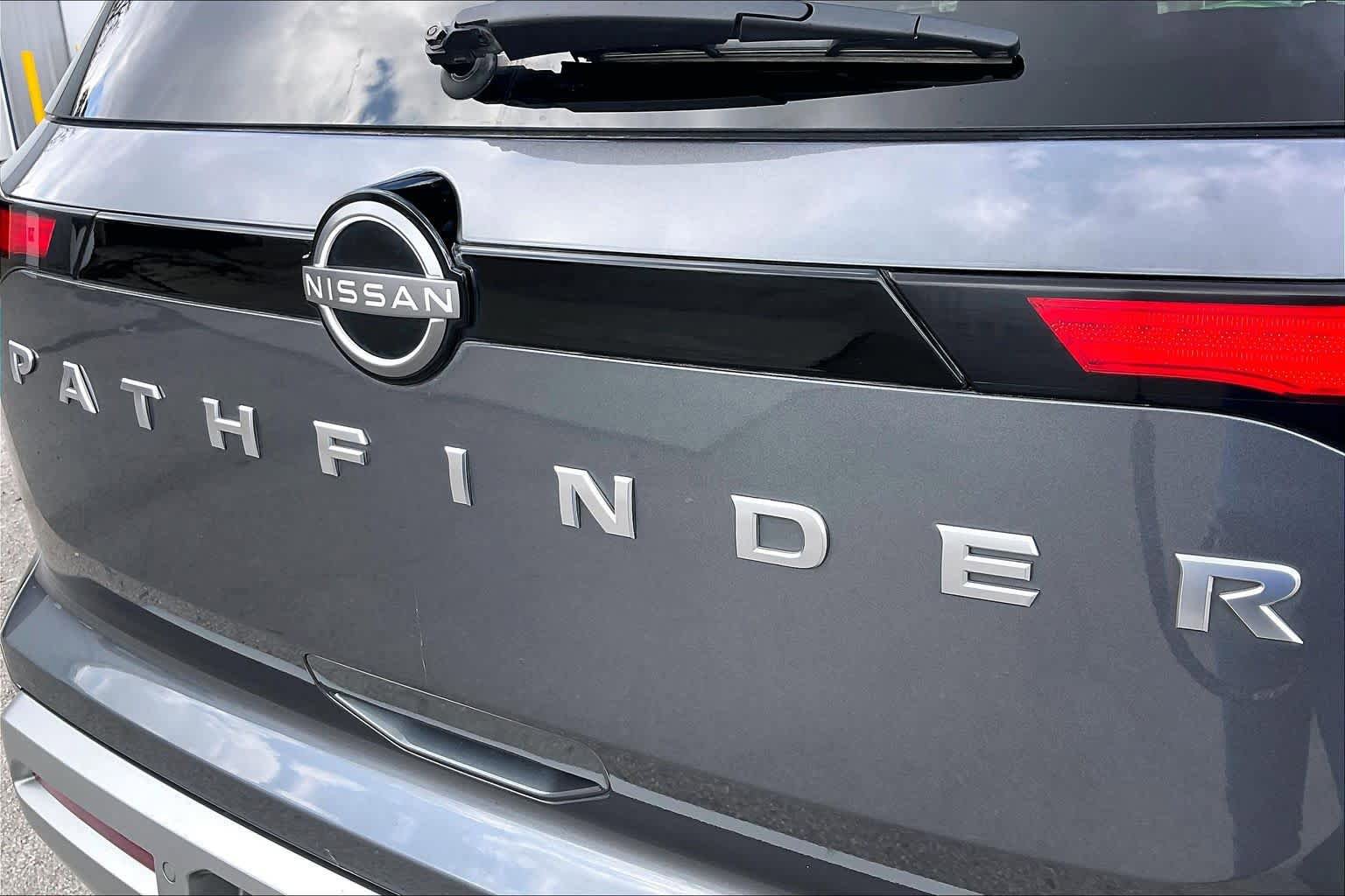 Used 2025 Nissan Pathfinder SL image 10