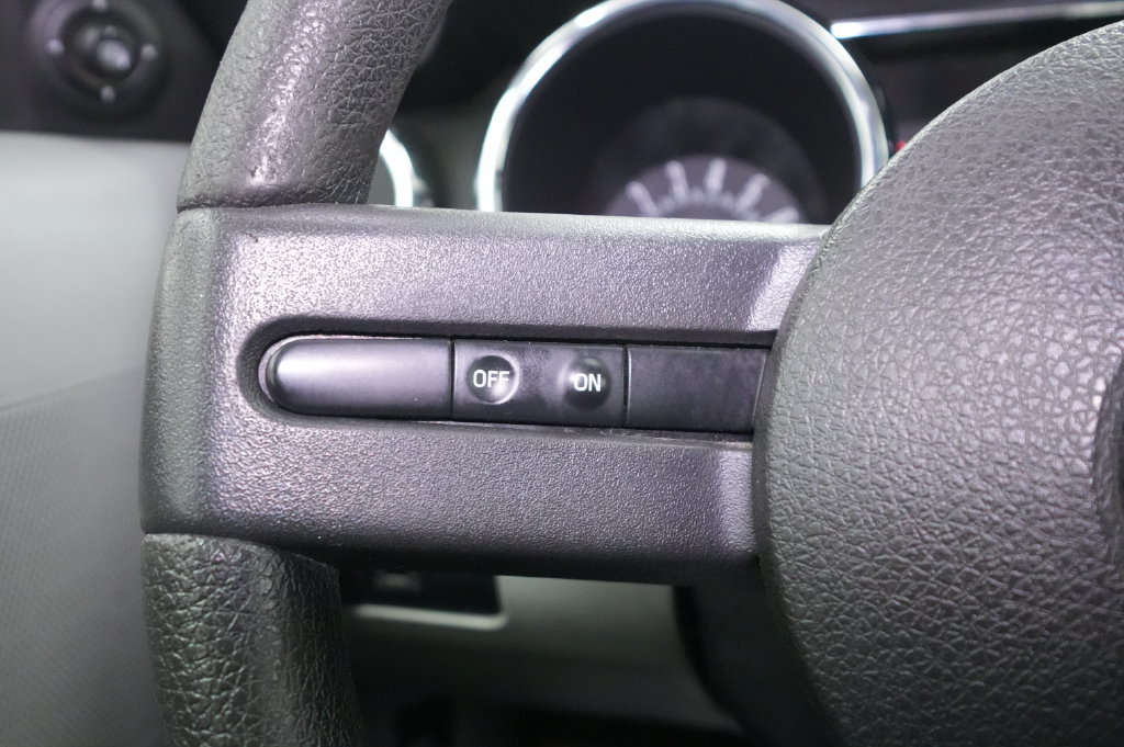 Used 2005 Ford Mustang Convertible RWD image 26