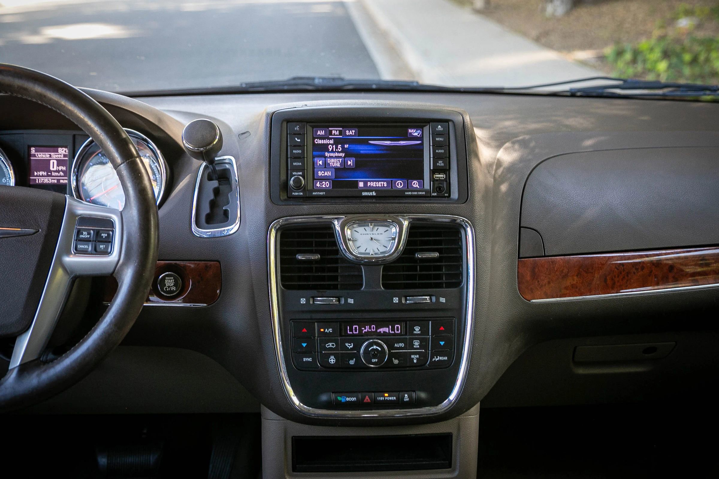 Used 2013 Chrysler Town & Country Touring-L w/ Driver Convenience Group image 21