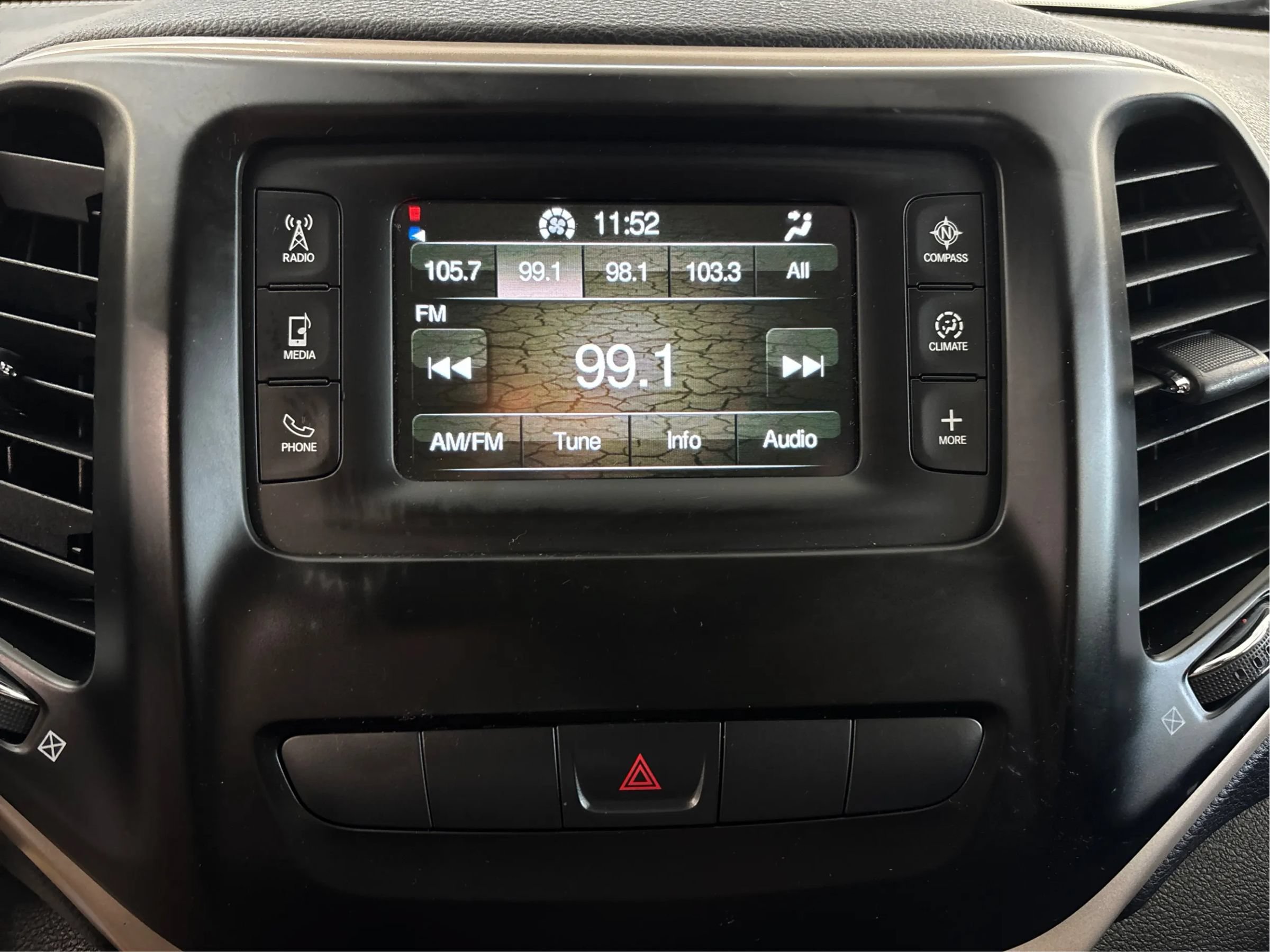 Used 2015 Jeep Cherokee Latitude w/ Cold Weather Group AWD/4WD image 19